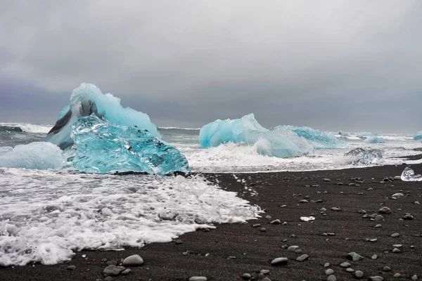 Айсберг на Diamond Beach Joekulsarlon в Исландии, Европа — стоковое фото
