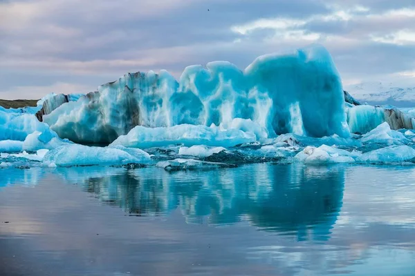 Icebergs w lagunie lodowca Joekulsarlon w Islandii, Europa — Zdjęcie stockowe