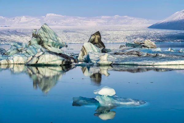 Icebergs en la laguna glaciar de Joekulsarlon en Islandia, Europa — Foto de Stock