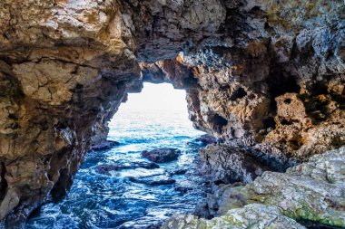 Moraira,Costa Blanca, İspanya'daki güzel kayalık sahil şeridi