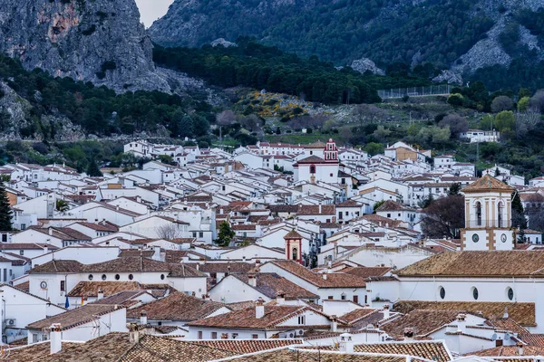 Grazalema, pueblo blanco en la provincia de Cádiz, Andalucía, España — Foto de Stock