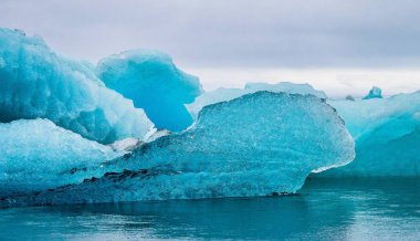 Izlanda, Avrupa 'da Joekulsarlon buzul lagünü içinde icebergs