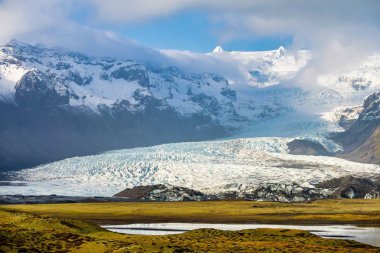 Izlanda 'da Vik ve Joekulsarlon arasında tipik Izlanda manzarası