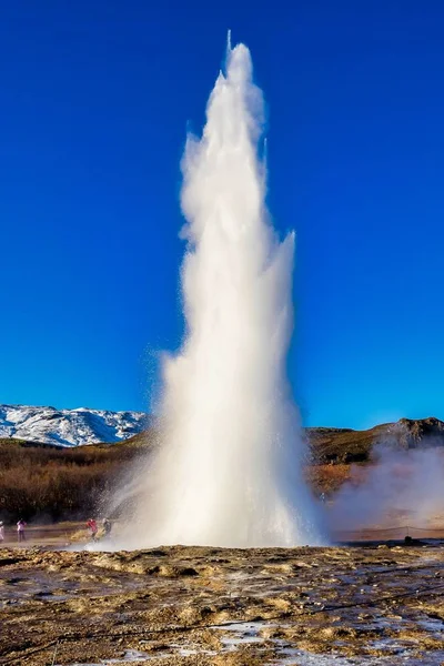 Eruption of Strokkur geyser in Iceland in Northern Europe — Stock Photo, Image