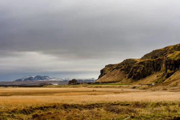 Maravilloso paisaje cerca de la cascada Seljalandsfoss en Islandia — Foto de Stock