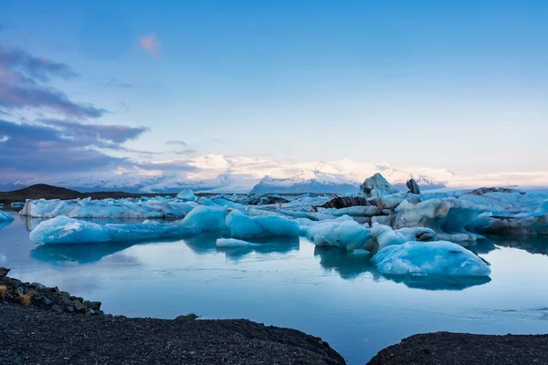 Izlanda, Avrupa 'da Joekulsarlon buzul lagünü içinde icebergs — Stok fotoğraf