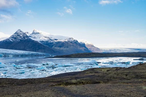 Icebergs en la laguna glaciar de Joekulsarlon en Islandia, Europa — Foto de Stock