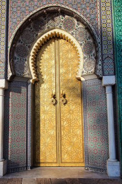 Place des Alaouites 'den Kraliyet Sarayı 'ndaki pirinç kapılar ile Fes, M