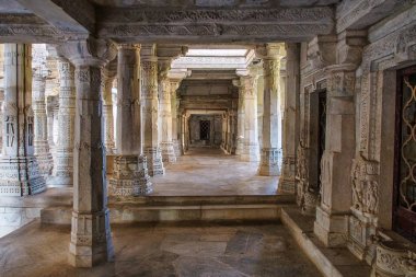 Ranakpur 'da chaumukha Mandir Jain Tapınağı, Rajasthan, Hindistan.