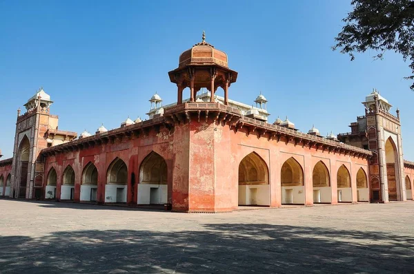 Túmulo de Akbar, o Grande, no Forte de Sikandra em Agra, Uttar Pradesh, Índia — Fotografia de Stock