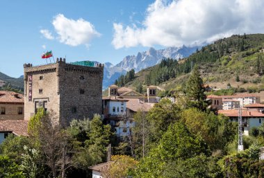 Torre del Infantado in Potes, Cantabria, İspanya.