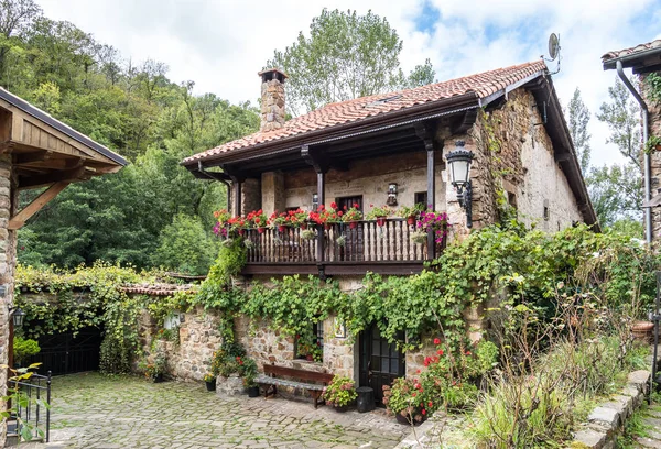 Barcena Mayor, valle di Cabuerniga in Cantabria, Spagna . — Foto Stock