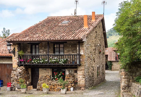 Barcena borgmästare, Cabuerniga valley i Cantabria, Spanien. — Stockfoto