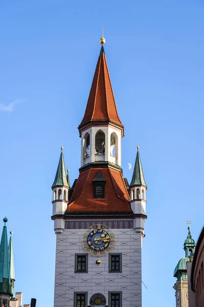 El antiguo ayuntamiento situado en la plaza central de Munich, Alemania . — Foto de Stock