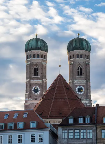 Híres müncheni katedrális, más néven dóm a mi kedves hölgy, München — Stock Fotó