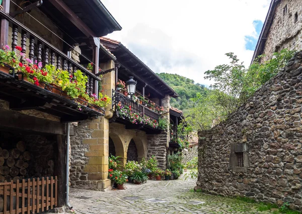 Barcena borgmästare, Cabuerniga valley i Cantabria, Spanien. — Stockfoto