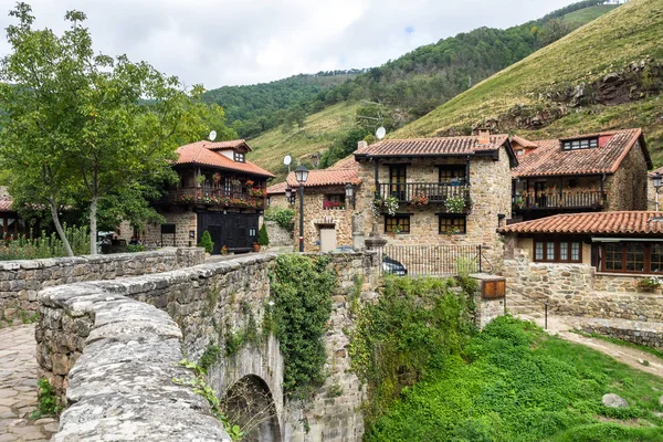 Barcena starosta, Cabuerniga údolí v Kantábrii, Španělsko. — Stock fotografie