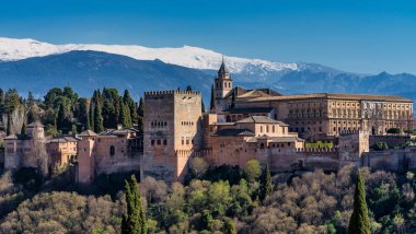 Granada'daki Alhambra Sarayı'nın görünümü, Avrupa'da İspanya