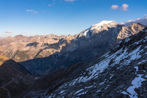 Italie, parc national du Stelvio. Route célèbre vers le col du Stelvio dans les Alpes d'Ortler . — Photo