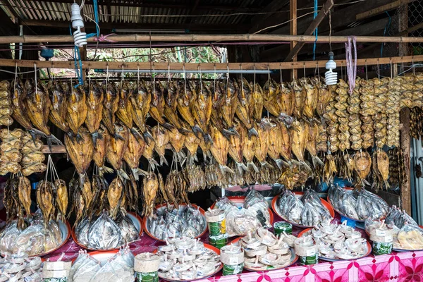 Mercado asiático cerca de Vang Vieng en Laos, Asia — Foto de Stock