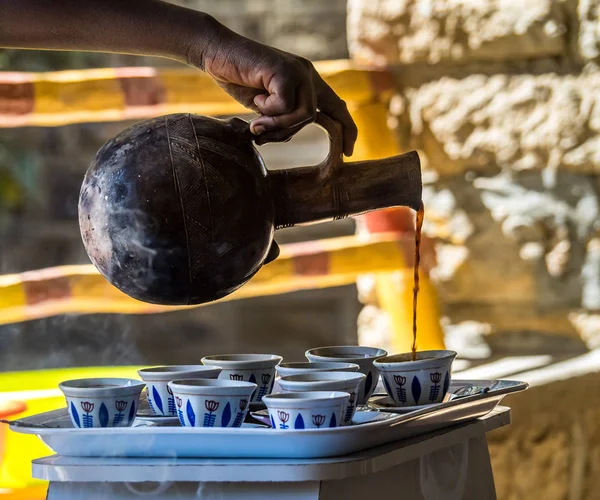 Ceremonia de café en el templo de Yeha en Yeha, Etiopía, África — Foto de Stock