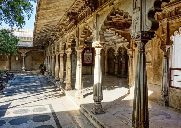 Stadtpalast am Pichola-See in Udaipur in Rajasthan, Indien — Stockfoto