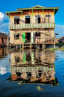Shan Inle Gölü üzerinde ahşap yüzen evler, Myanmar