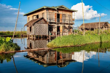 Shan Inle Gölü üzerinde ahşap yüzen evler, Myanmar