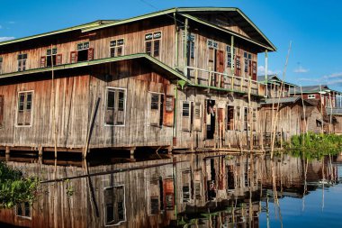 Shan Inle Gölü üzerinde ahşap yüzen evler, Myanmar