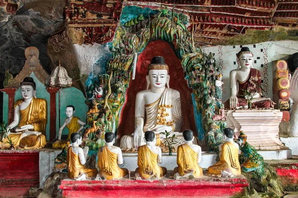 Αγάλματα του Βούδα μέσα στο σπήλαιο kaw Ka Thaung σε hPa-An, Μυανμάρ — Φωτογραφία Αρχείου