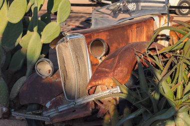 Namibya Solitaire çevreleyen çölde enkaz araba.