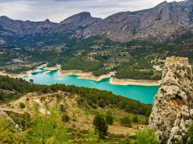 İspanya'da Guadelest, Valencia rezervuar etrafında manzara