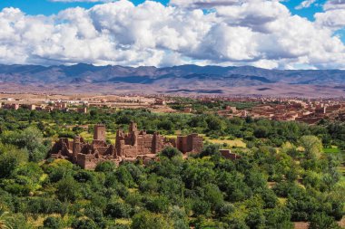 Fas, yüksek Atlas manzara. Ouarzazate giden yolda Vadisi