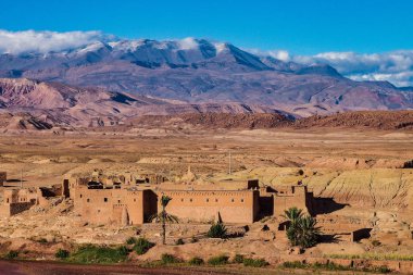 Fas, yüksek Atlas manzara. Ouarzazate giden yolda Vadisi