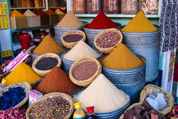 Los zocos en Marrakech, Marruecos,. El mercado tradicional más grande — Foto de Stock