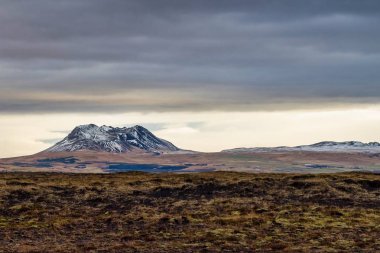 Güzel manzara ve Izlanda Selfoss Şelalesi yakınında.