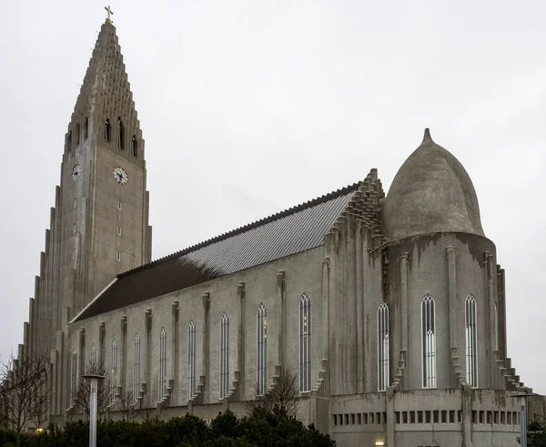 La famosa e bella grande chiesa Hallgrimskirkja a Reykjavik, Islanda — Foto Stock