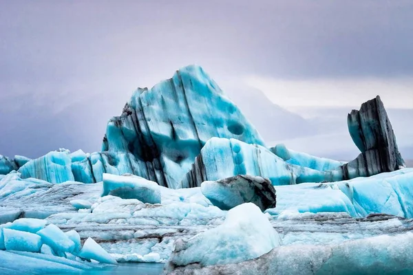 Izlanda, Avrupa 'da Joekulsarlon buzul lagünü içinde icebergs — Stok fotoğraf