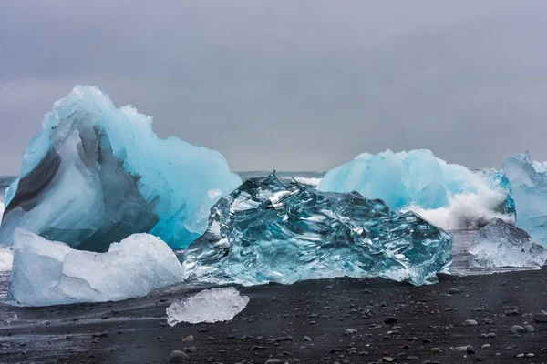 Ijsberg bij Diamond Beach Joekulsarlon in IJsland, Europa — Stockfoto