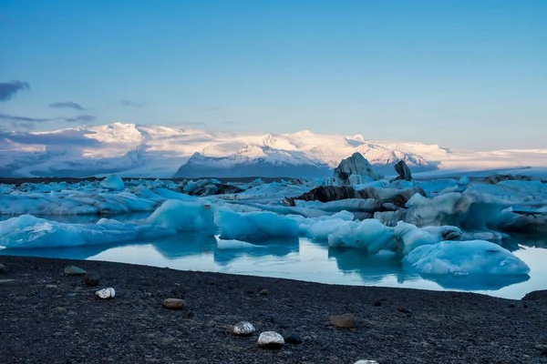 欧洲冰岛乔克萨尔龙冰川泻湖中的冰山 — 图库照片