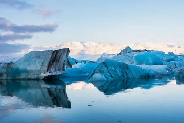 欧洲冰岛乔克萨尔龙冰川泻湖中的冰山 — 图库照片