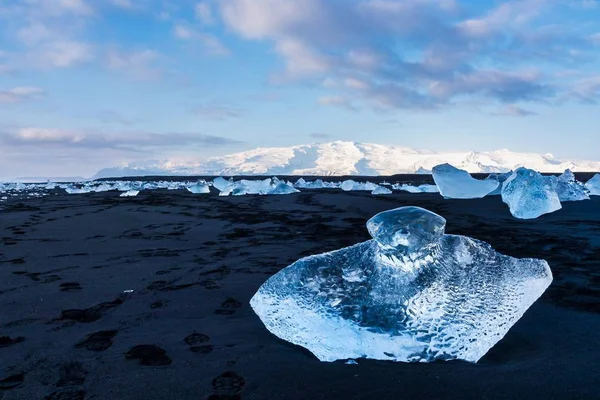 Ijsberg bij Diamond Beach Joekulsarlon in IJsland, Europa — Stockfoto