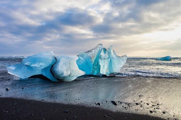 Iceberg em Diamond Beach Joekulsarlon na Islândia, Europa — Fotografia de Stock