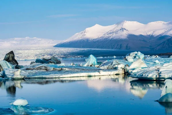 Icebergs en la laguna glaciar de Joekulsarlon en Islandia, norte de Europa — Foto de Stock