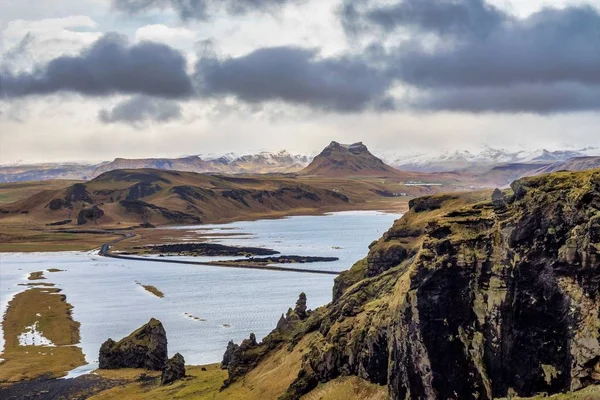 유럽 남부 아이슬란드에 있는 다이호 레이 곶 — 스톡 사진