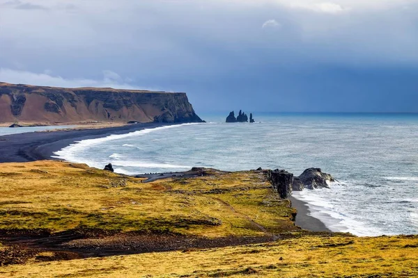 Berömda Reynisdrangar klippor på Islands sydkust — Stockfoto