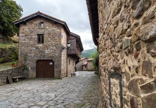 Barcena Mayor, valle di Cabuerniga in Cantabria, Spagna . — Foto Stock