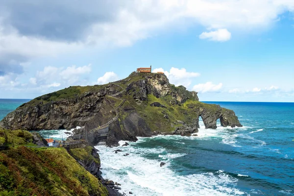 Bermeo, Baskicko, Španělsko: Kláštera v San Juan de Gaztelugatxe — Stock fotografie