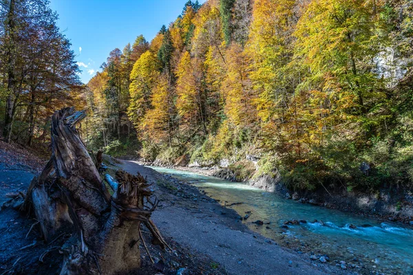 Wandern in der Partnachschlucht in Garmisch-Partenkirchen, Bayern — Stockfoto