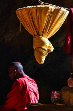 Hpa-An Kaw Ka Thaung Mağarası içinde Dua Monk, Myanmar